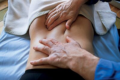 Massage hilft gegen Morbus Crohn